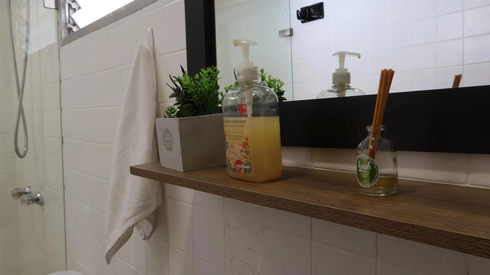 Living Poblado Manila 301 G Hab Doble Con Bano Διαμέρισμα Μεντεγίν Δωμάτια σε οικογενειακή κατοικία